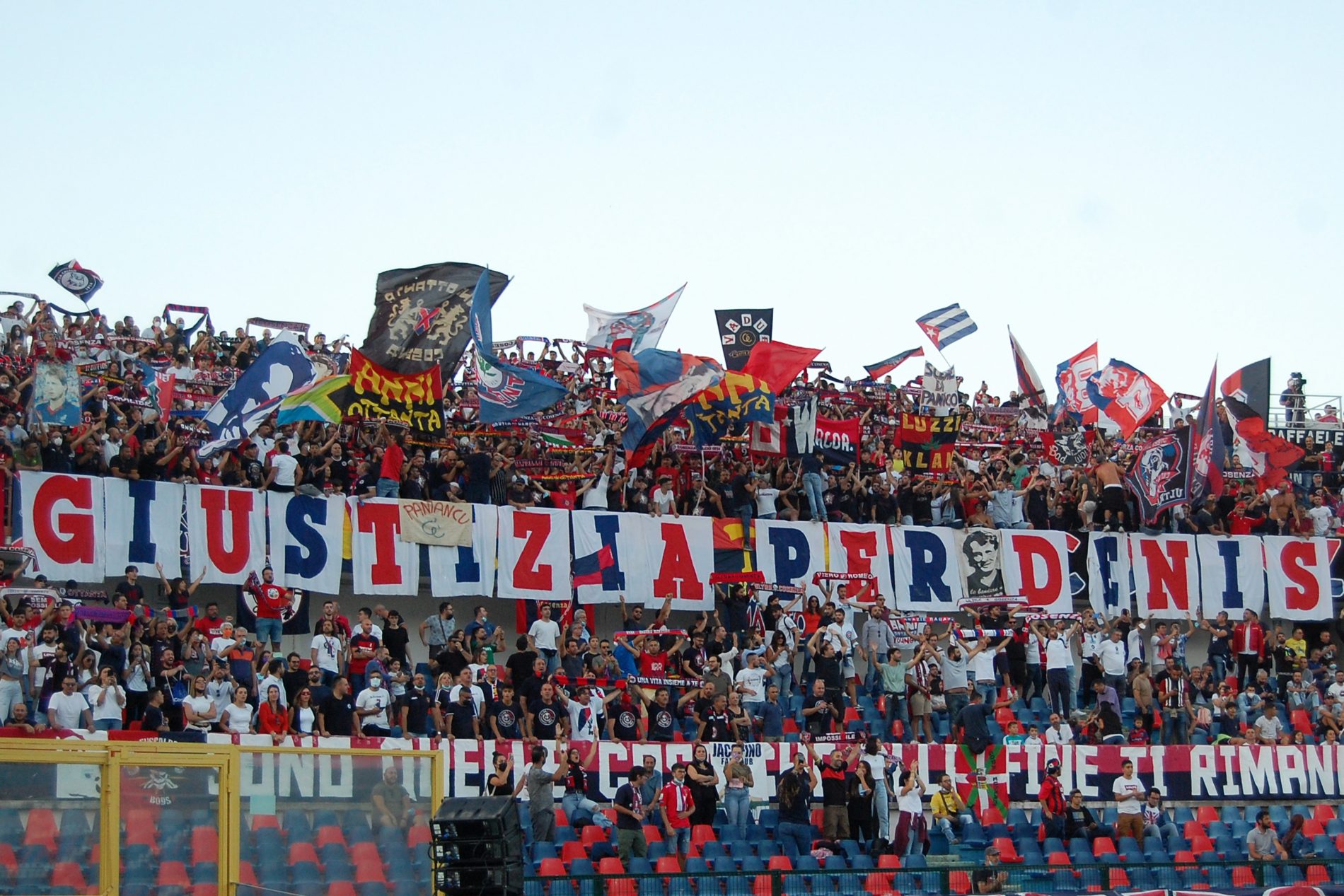 Cosenza-Crotone, le immagini dei tifosi rossoblù nella FOTOGALLERY di  TifoCosenza - Tifo Cosenza