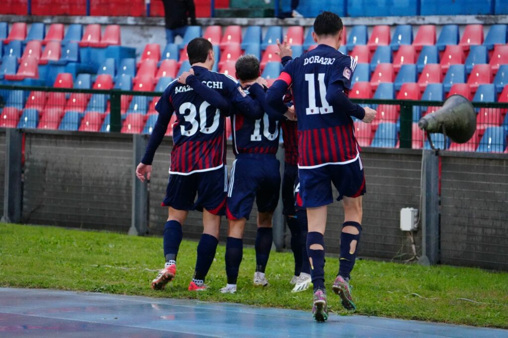 Kouan festeggiato dopo il gol dell'1-1