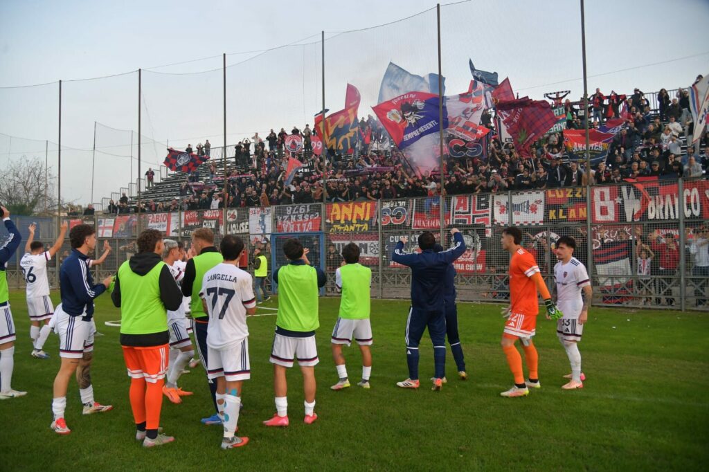 Cosenza festeggia vittoria con i tifosi