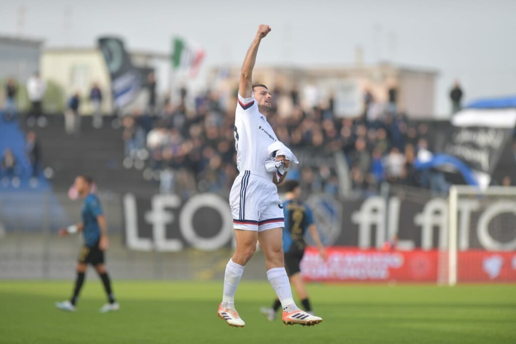 Mazzocchi esulta dopo il gol al Latina