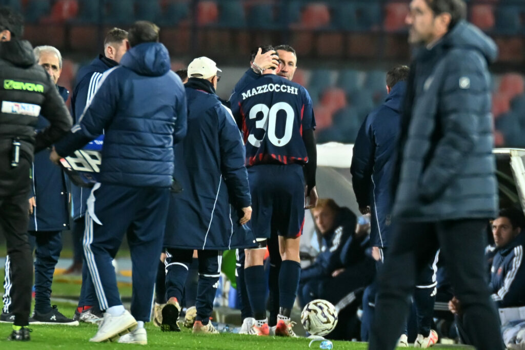 Antonio Buscè abbraccia Simone Mazzocchi