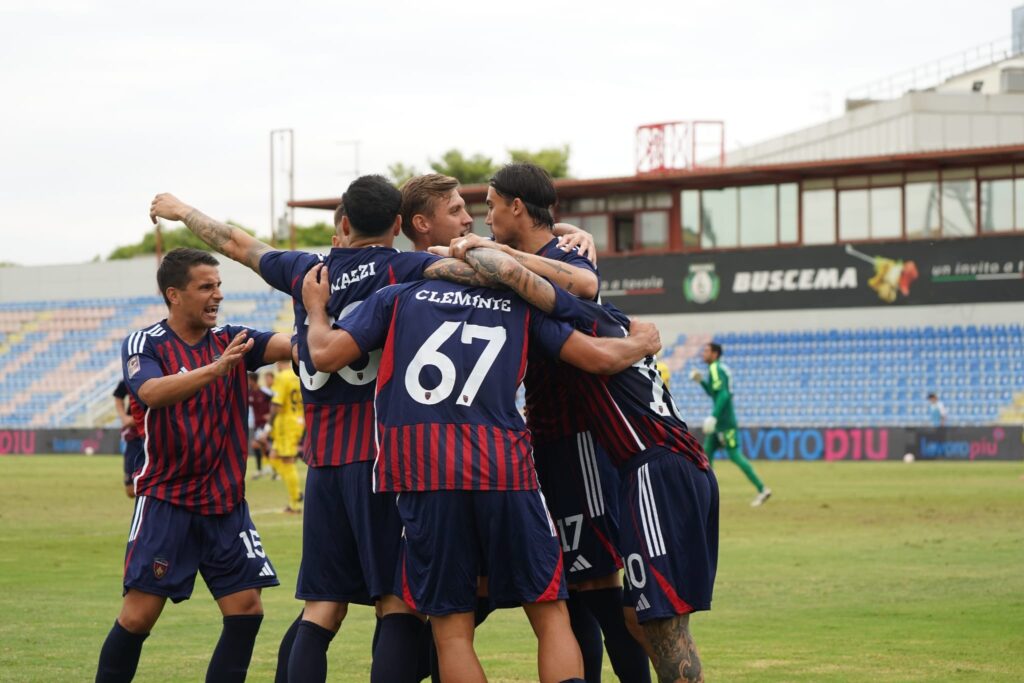 Cosenza-Scafatese festeggiamenti gol Clemente