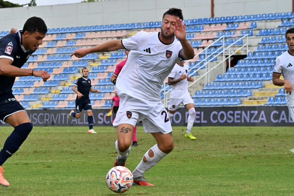 Paolo Dametto in azione durante Cosenza-Cavese