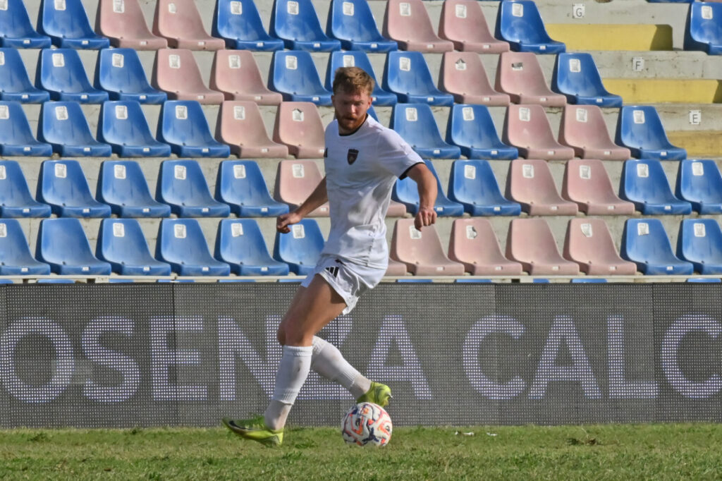 Ed McJannetin azione durante la partita Cosenza-Cavese