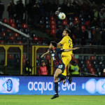 Cosenza, Serie B 2019/2020, Cosenza-Cremonese, giocata allo stadio San Vito Gigi Marulla, nella foto: Antonio Caracciolo anticipa di testa Emmanuel Riviere