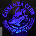 Sala Consiliare
Spezzano Albanese 12 novembre 2023
Cerimonia inaugurazione
Cosenza club Gianni Di Marzio
In foto: Logo del club