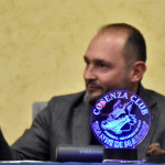 Sala Consiliare
Spezzano Albanese 12 novembre 2023
Cerimonia inaugurazione
Cosenza club Gianni Di Marzio
In foto: Logo del club con Gianluca Di Marzio