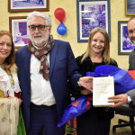 Sala Consiliare
Spezzano Albanese 12 novembre 2023
Cerimonia inaugurazione
Cosenza club Gianni Di Marzio
In foto:Vestito d'epoca Spezzano Albanese, il sindaco Ferdinando Nociti, Tucci e Gianluca Di Marzio