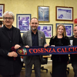 Sala Consiliare
Spezzano Albanese 12 novembre 2023
Cerimonia inaugurazione
Cosenza club Gianni Di Marzio
In foto: Kevin Marulla, Gianluca Pasqua, Gianluca Di Marzio, Tucci Di Marzio, Michele Scorza e Massimiliano Pesce