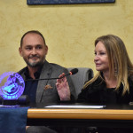 Sala Consiliare
Spezzano Albanese 12 novembre 2023
Cerimonia inaugurazione
Cosenza club Gianni Di Marzio
In foto: Gianluca Di Marzio e la signora Tucci Di Marzio