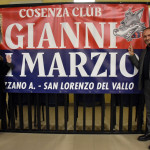 Sala Consiliare
Spezzano Albanese 12 novembre 2023
Cerimonia inaugurazione
Cosenza club Gianni Di Marzio
In foto: Tucci e Gianluca Di Marzio davanti allo striscione del Cosenza club Gianni Di Marzio