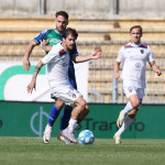 Serie B 2023-2024
Piacenza, Stadio Leonardo Garilli
Feralpisalò-Cosenza
sabato 6 aprile 2024
Nella foto: Antonucci e Butic con Praszelik alle spalle Antonucci in azione