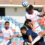 Serie B 2024-2025
Cosenza-Bari (Stadio Marulla)
1 Maggio 025
Nella foto: Andrea Favilli colpisce di testa