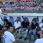 “Sventola fiera la nostra bandiera – Dieci anni senza Gigi Marulla”
19 Luglio 2025
Nella foto: Panchina con Antonio Lanzaro, Maurizio Guido e Peppuccio Pagliuso