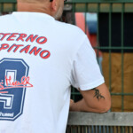 “Sventola fiera la nostra bandiera – Dieci anni senza Gigi Marulla”
19 Luglio 2025
Nella foto: Tifoso con maglia celebrativa