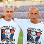 “Sventola fiera la nostra bandiera – Dieci anni senza Gigi Marulla”
19 Luglio 2025
Nella foto: Pietro Maiellaro e Gigi De Rosa