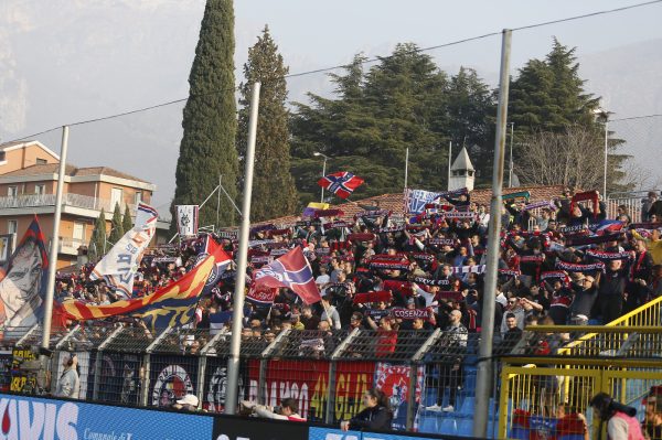 Serie B 2023-2024
Stadio Mario Rigamonti-Mario Ceppi Lecco
Lecco-Cosenza
17 febbraio 2024
Nella foto: Tifosi Cosenza a Lecco